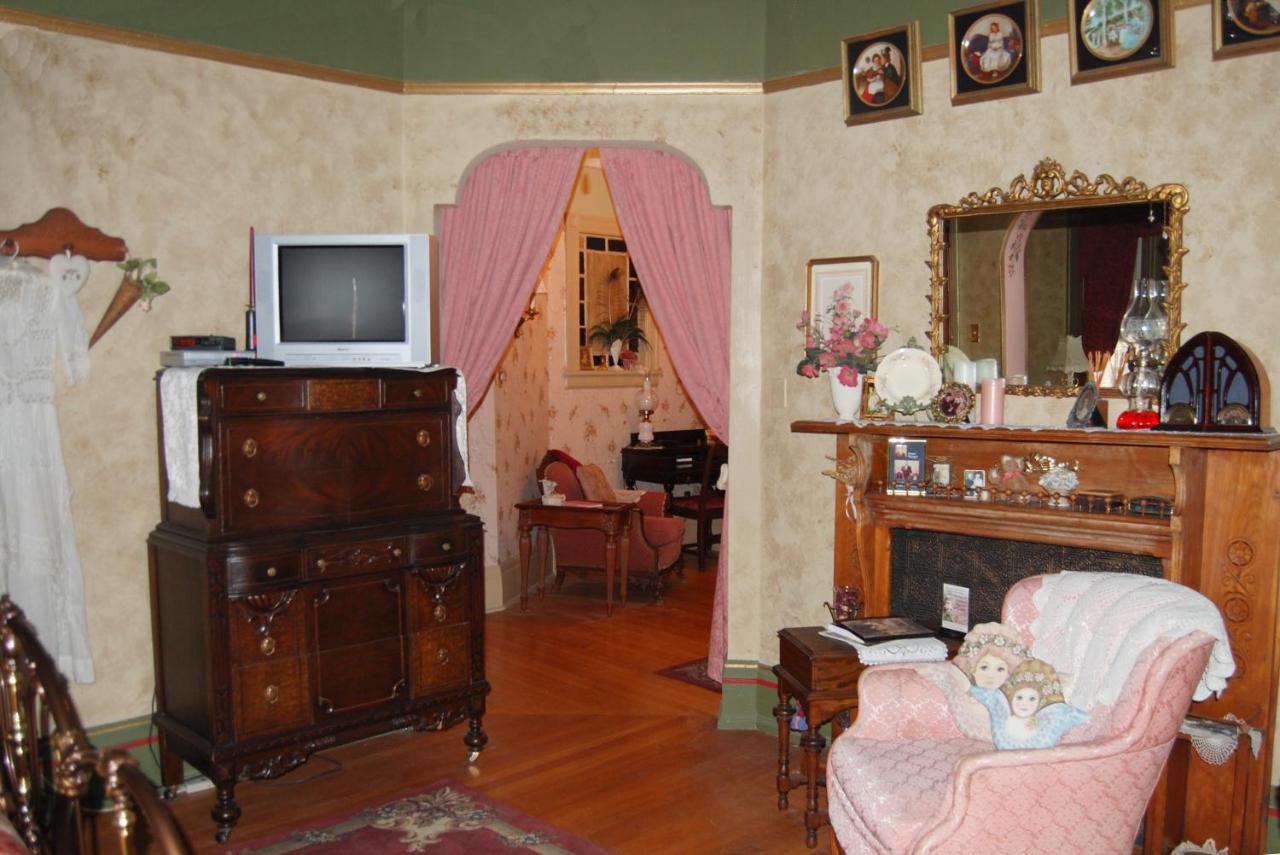 | Schuster Mansion Bed & Breakfast