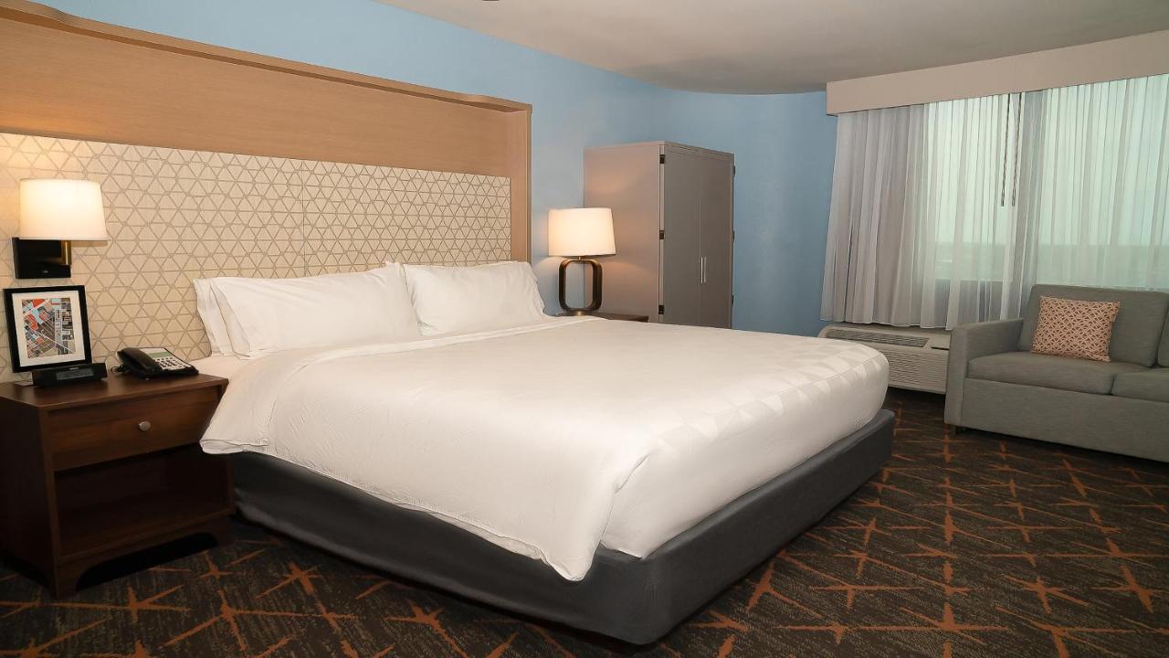 Standard King Room with Mobility Accessible Roll-In Shower at Holiday Inn New Orleans West Bank Tower by IHG