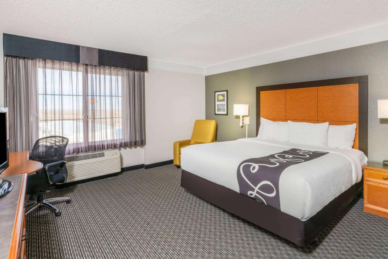 Deluxe King Room at La Quinta Inn & Suites by Wyndham Pueblo