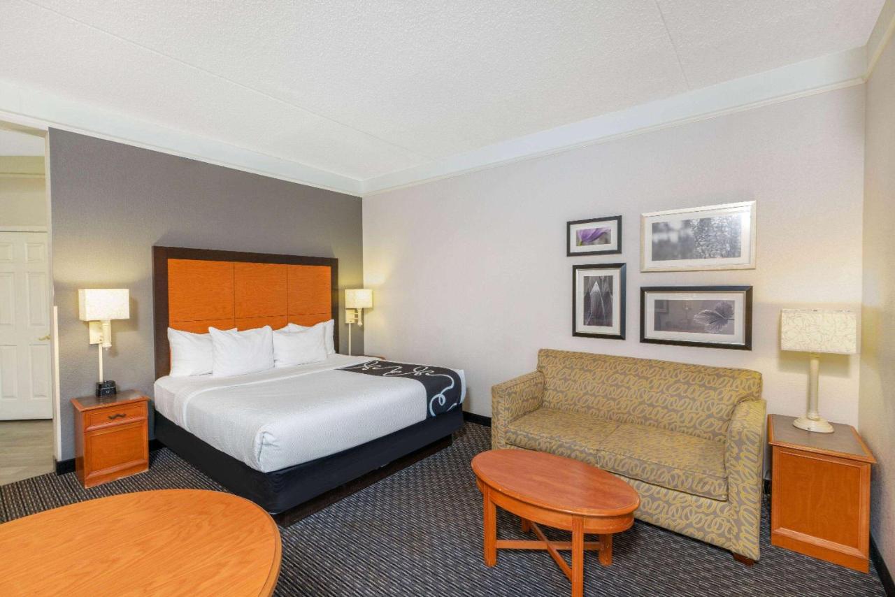 Executive King Room at La Quinta Inn & Suites by Wyndham Pueblo