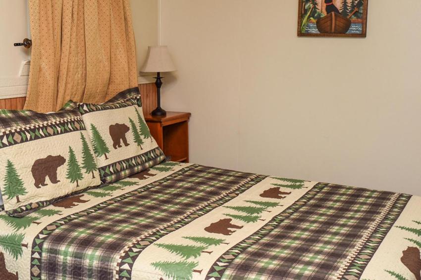 | Adirondack Sunrise Lodge