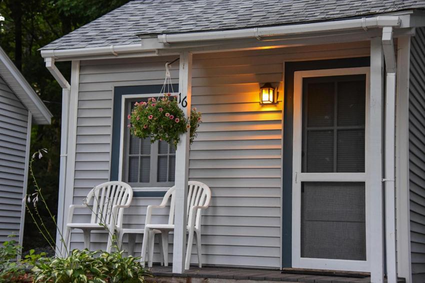 | Adirondack Sunrise Lodge