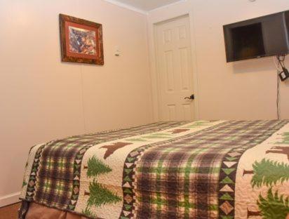| Adirondack Sunrise Lodge