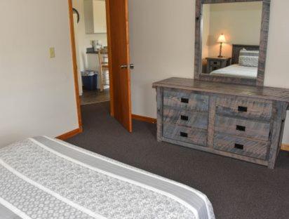 | Adirondack Sunrise Lodge