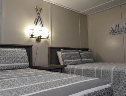 | Adirondack Sunrise Lodge