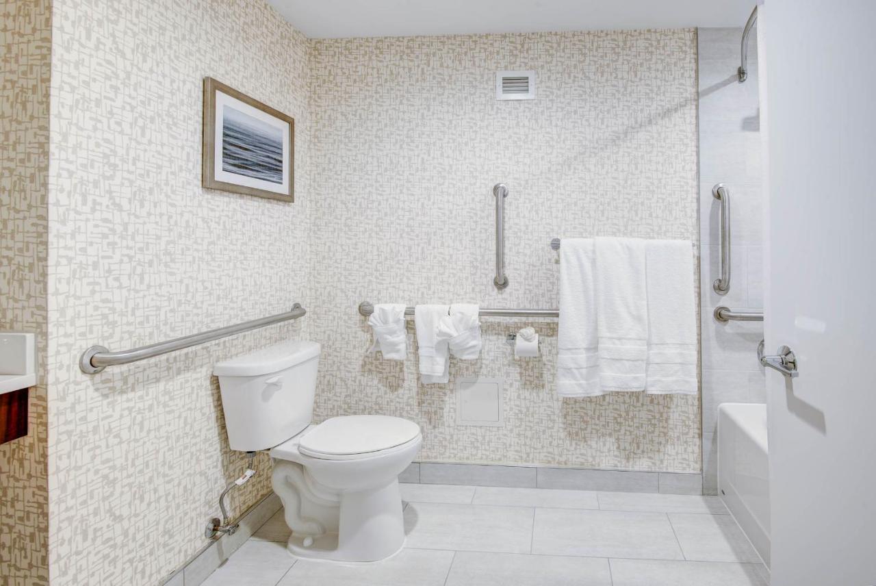 | Sheraton Eatontown Hotel