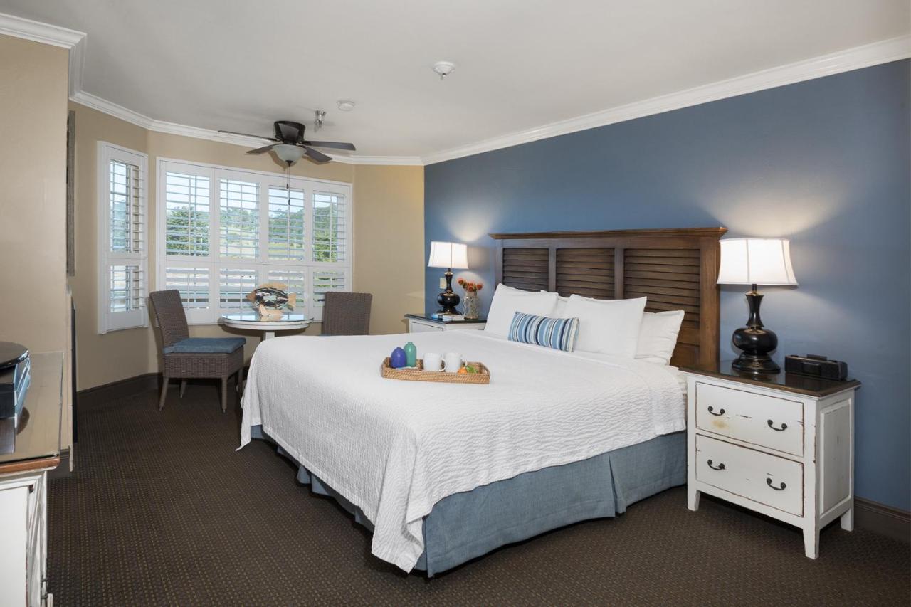 Deluxe King Room at Sand Pebbles Inn