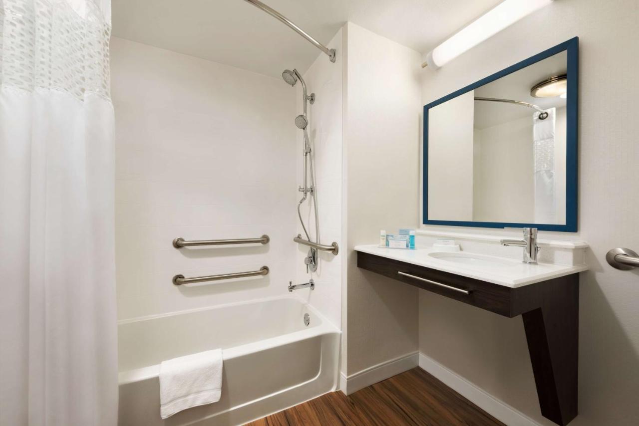 Queen Room with Bath Tub - Mobility Access - Non-Smoking at Hampton Inn Appleton-Fox River Mall Area