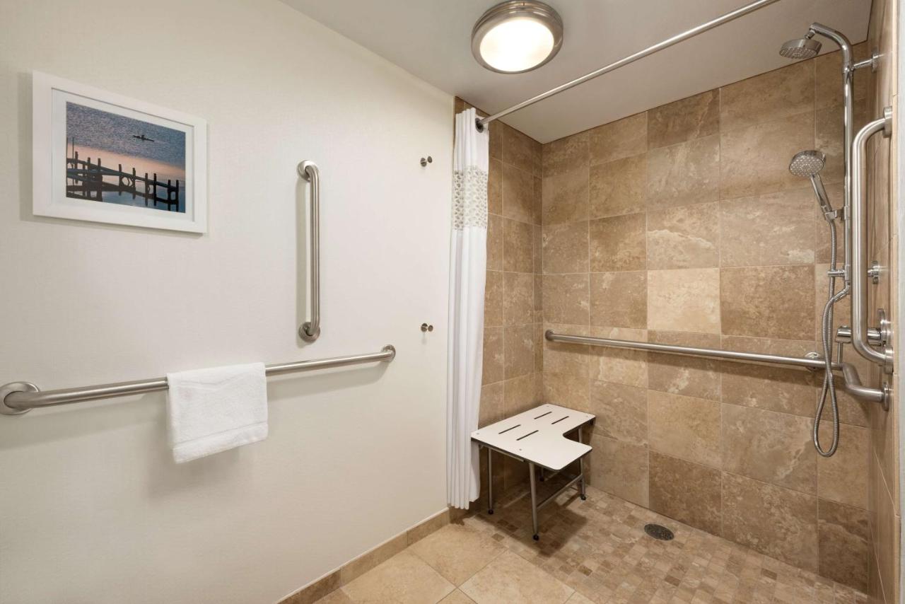 Queen Room with Roll in Shower at Hampton Inn Appleton-Fox River Mall Area