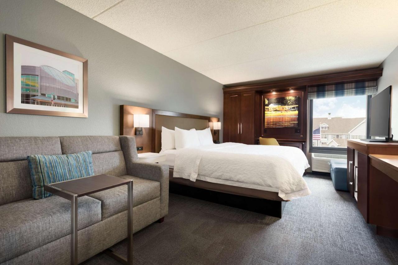 King Study with Sofa Bed - Non-Smoking  at Hampton Inn Appleton-Fox River Mall Area