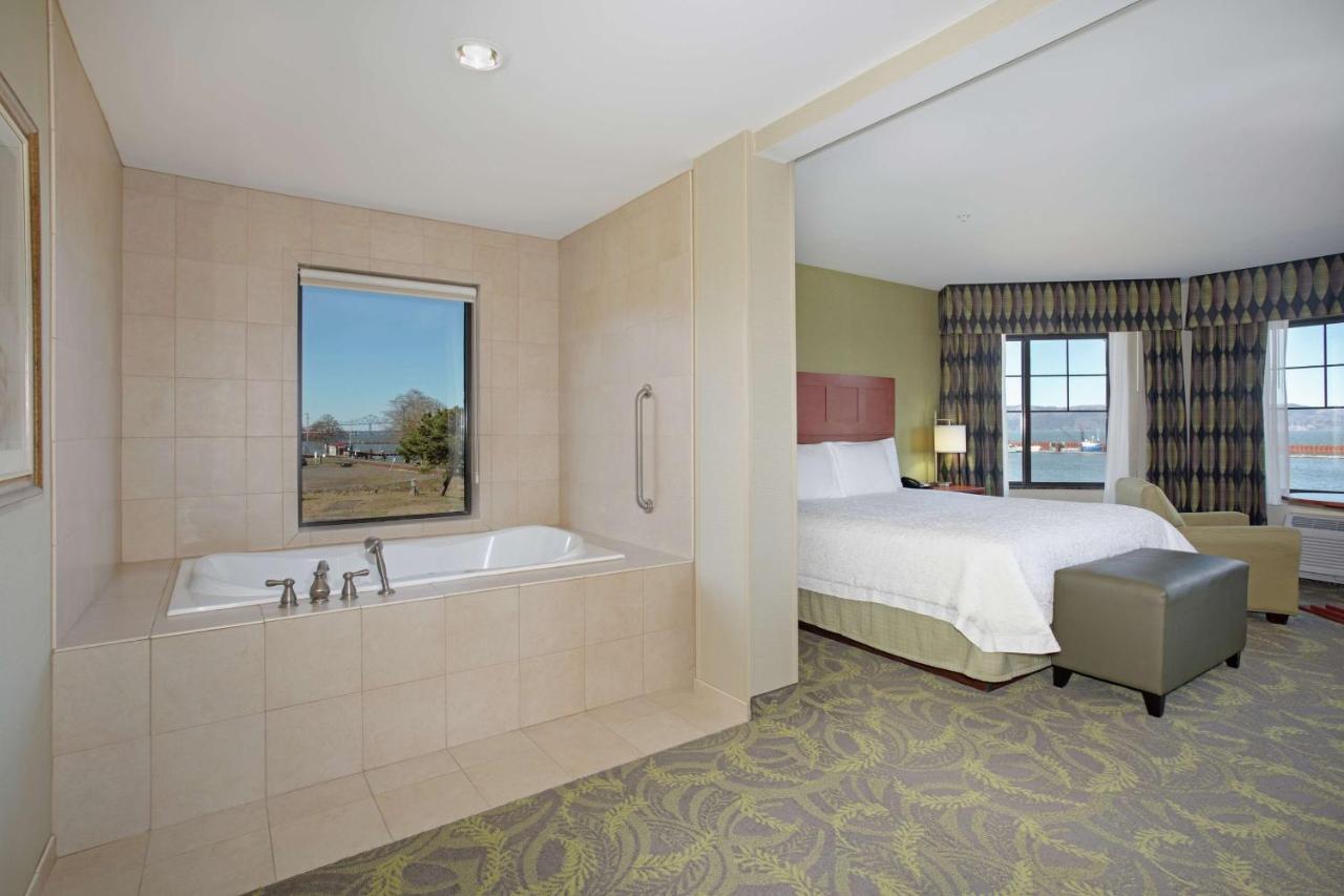 | Hampton Inn & Suites Astoria