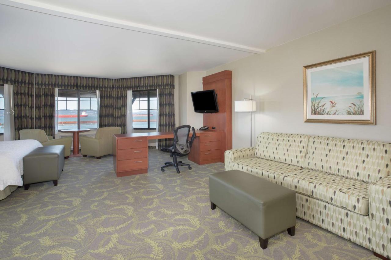 | Hampton Inn & Suites Astoria