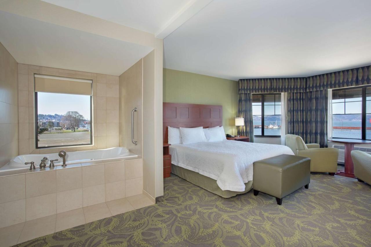 | Hampton Inn & Suites Astoria