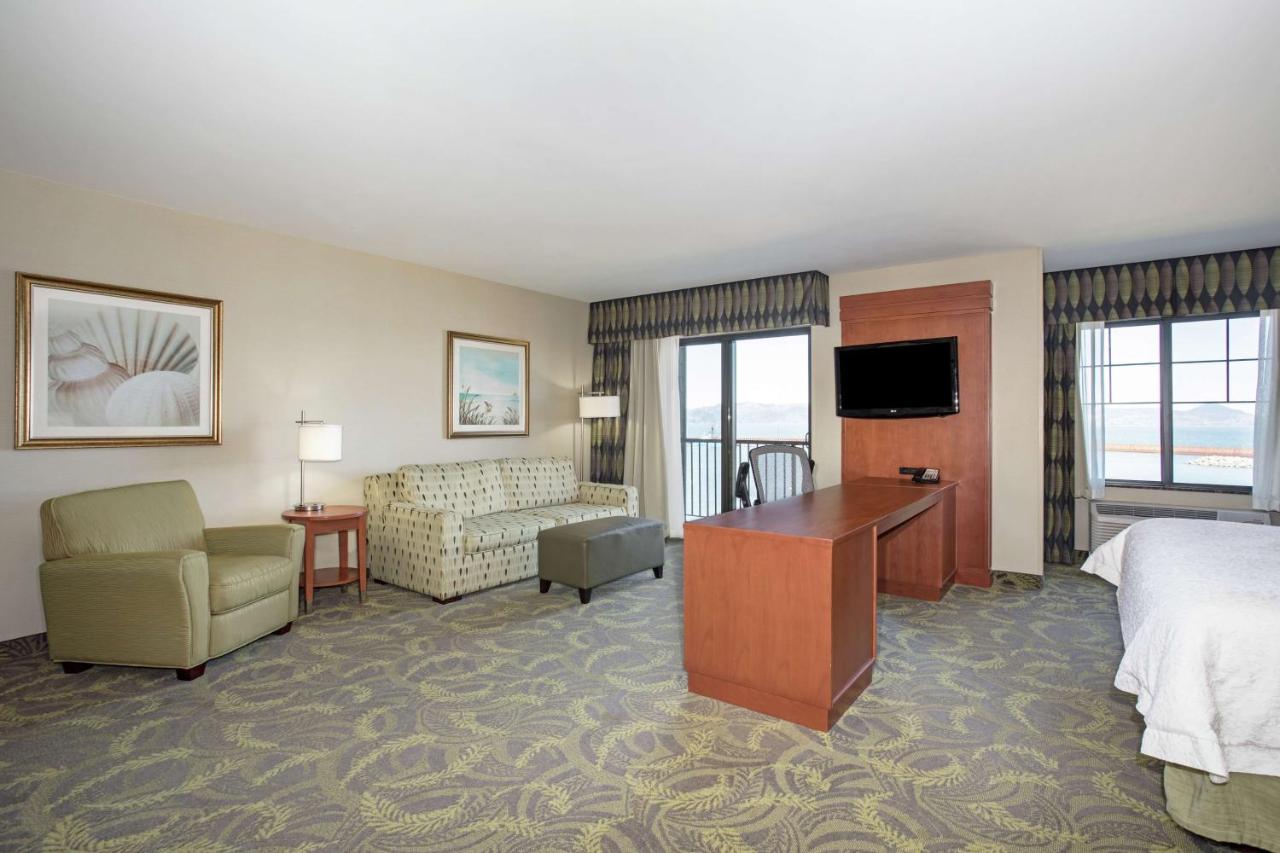 | Hampton Inn & Suites Astoria