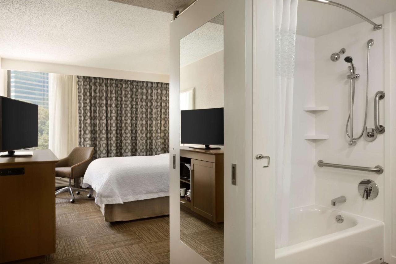 Queen Room with Bath Tub - Disability Access at Hampton Inn Atlanta Buckhead