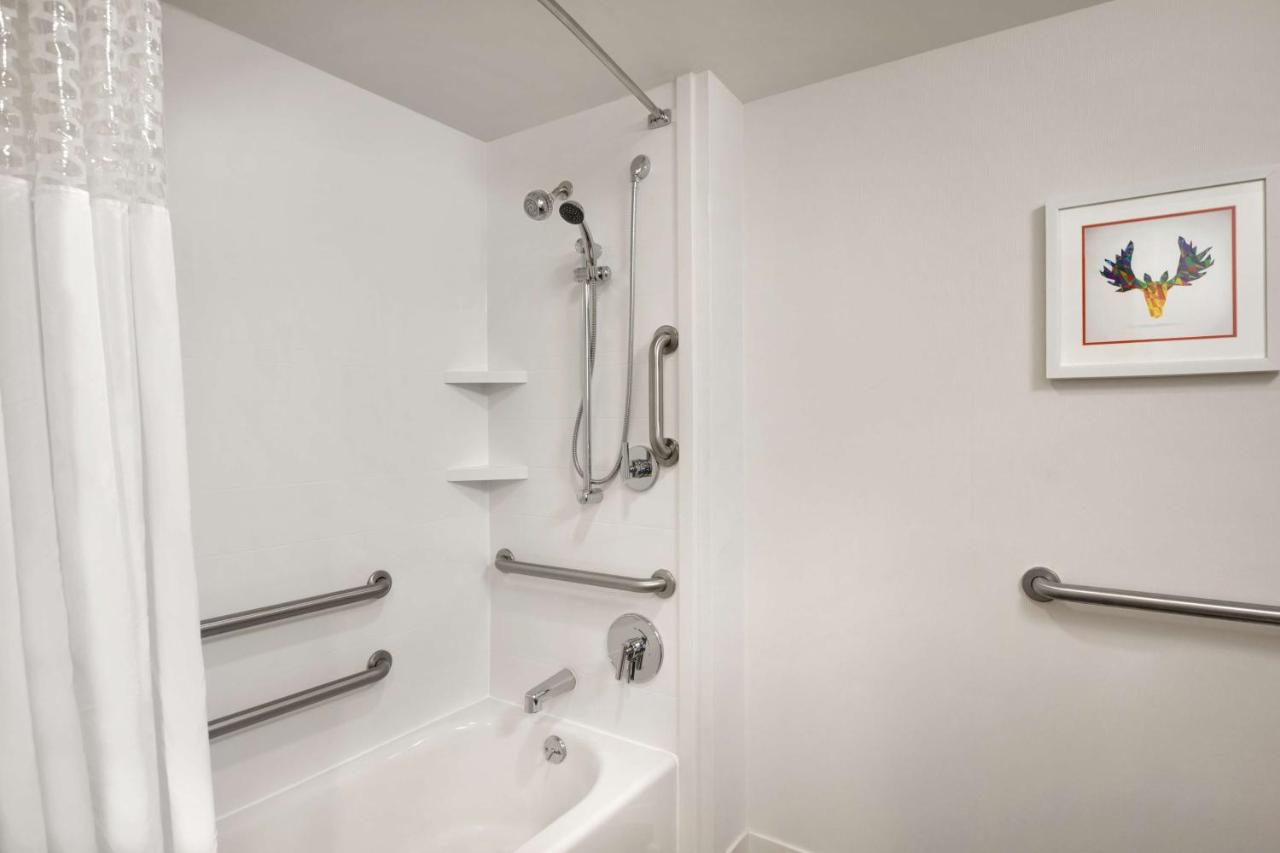 Queen Room with Bath Tub - Disability Access at Hampton Inn Atlanta Buckhead