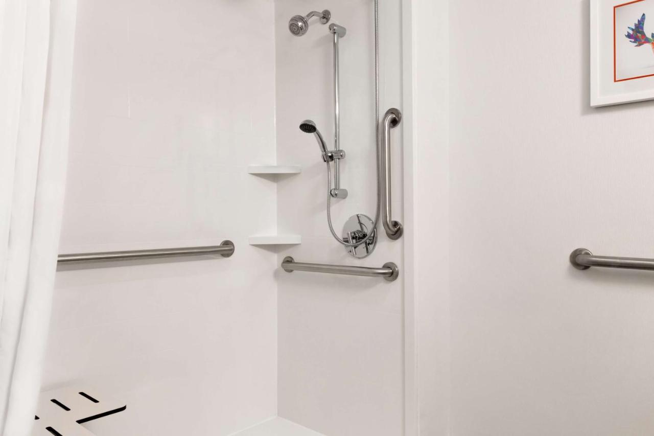 Queen Room with Roll in Shower - Dissability Access at Hampton Inn Atlanta Buckhead