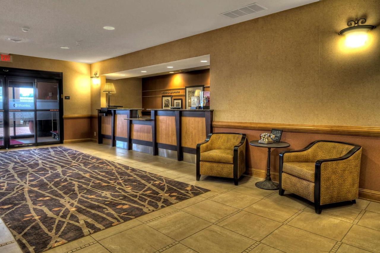 | Hampton Inn & Suites Kalamazoo-Oshtemo