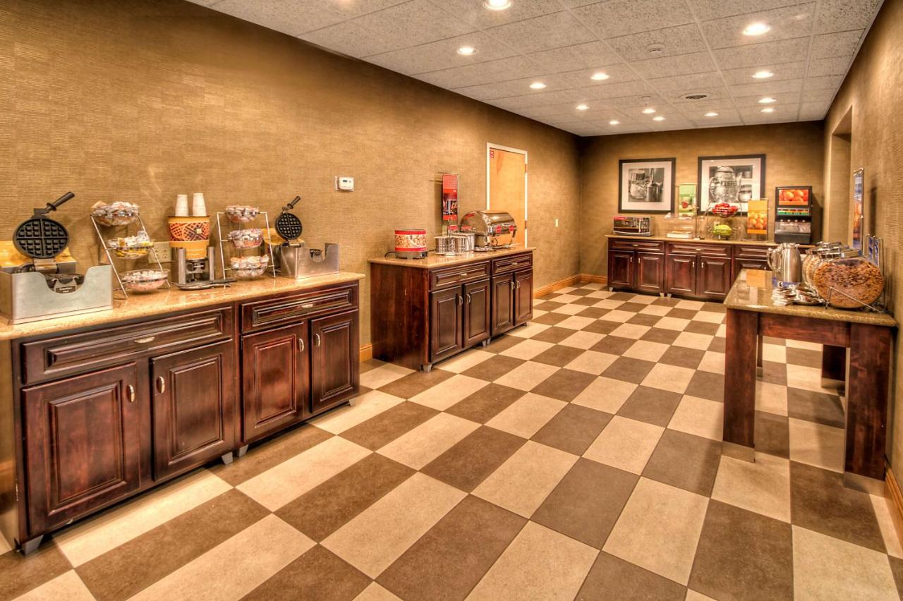 | Hampton Inn & Suites Kalamazoo-Oshtemo