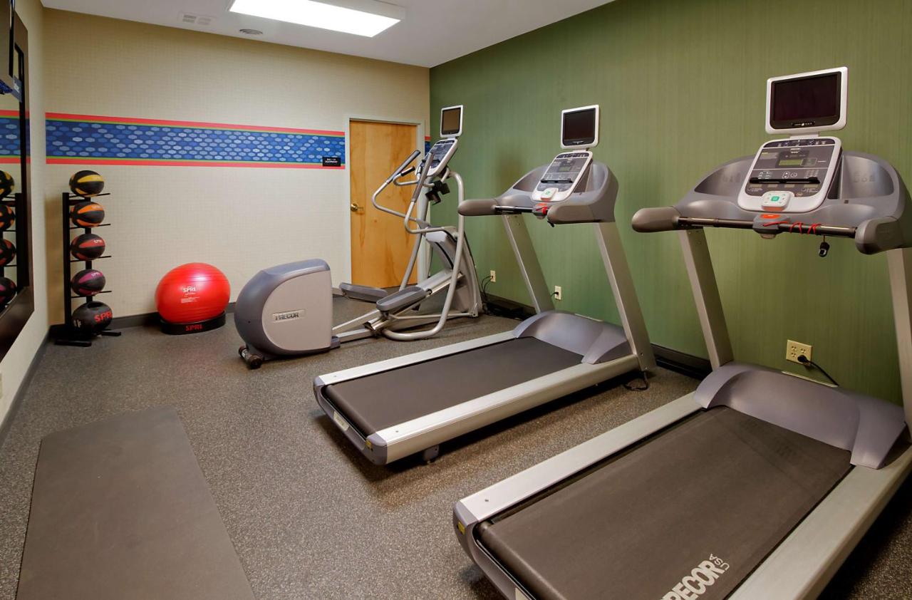 | Hampton Inn & Suites Kalamazoo-Oshtemo