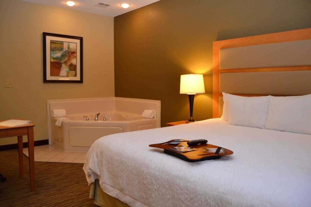 | Hampton Inn & Suites Kalamazoo-Oshtemo