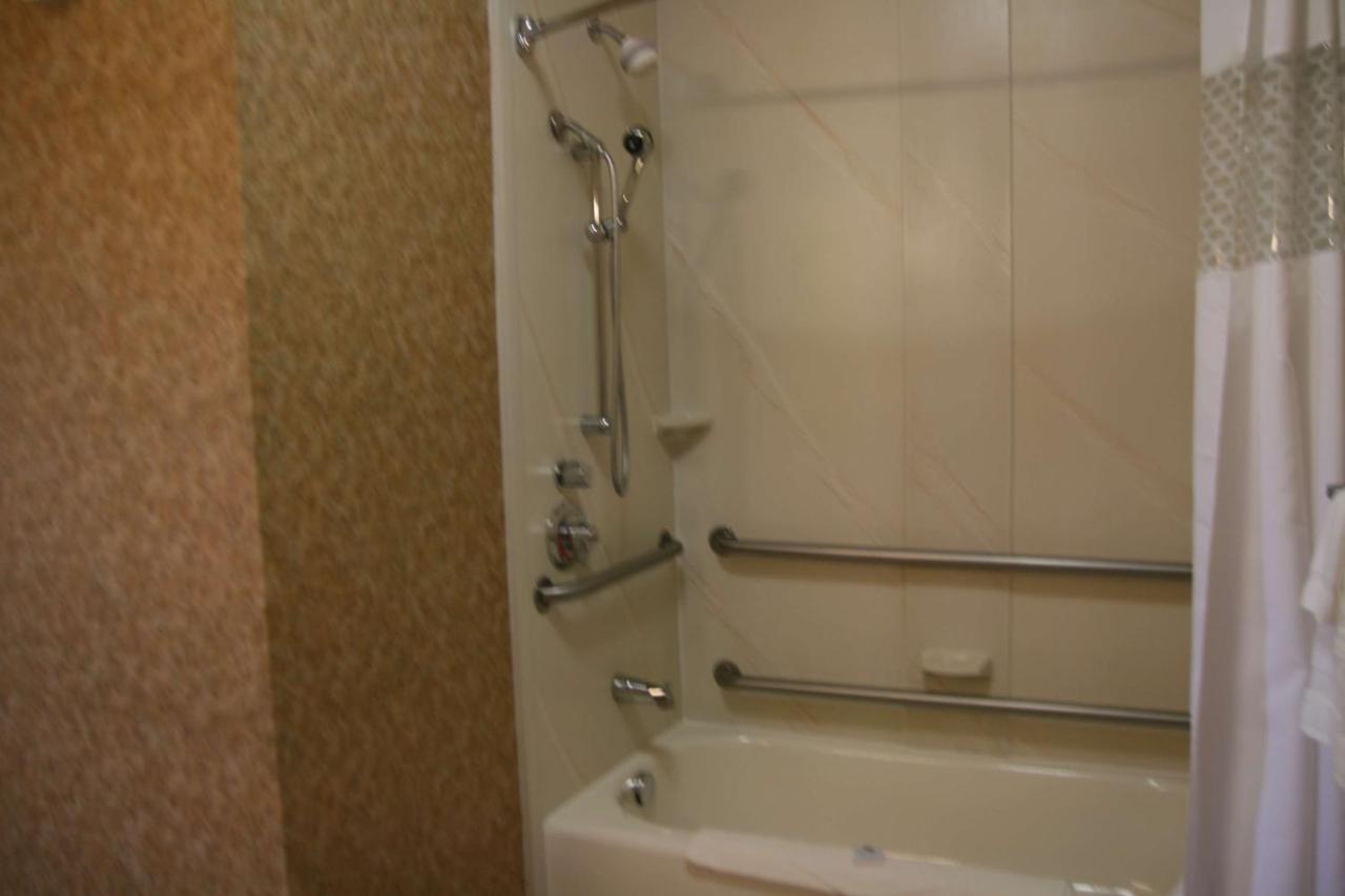 | Hampton Inn & Suites Kalamazoo-Oshtemo