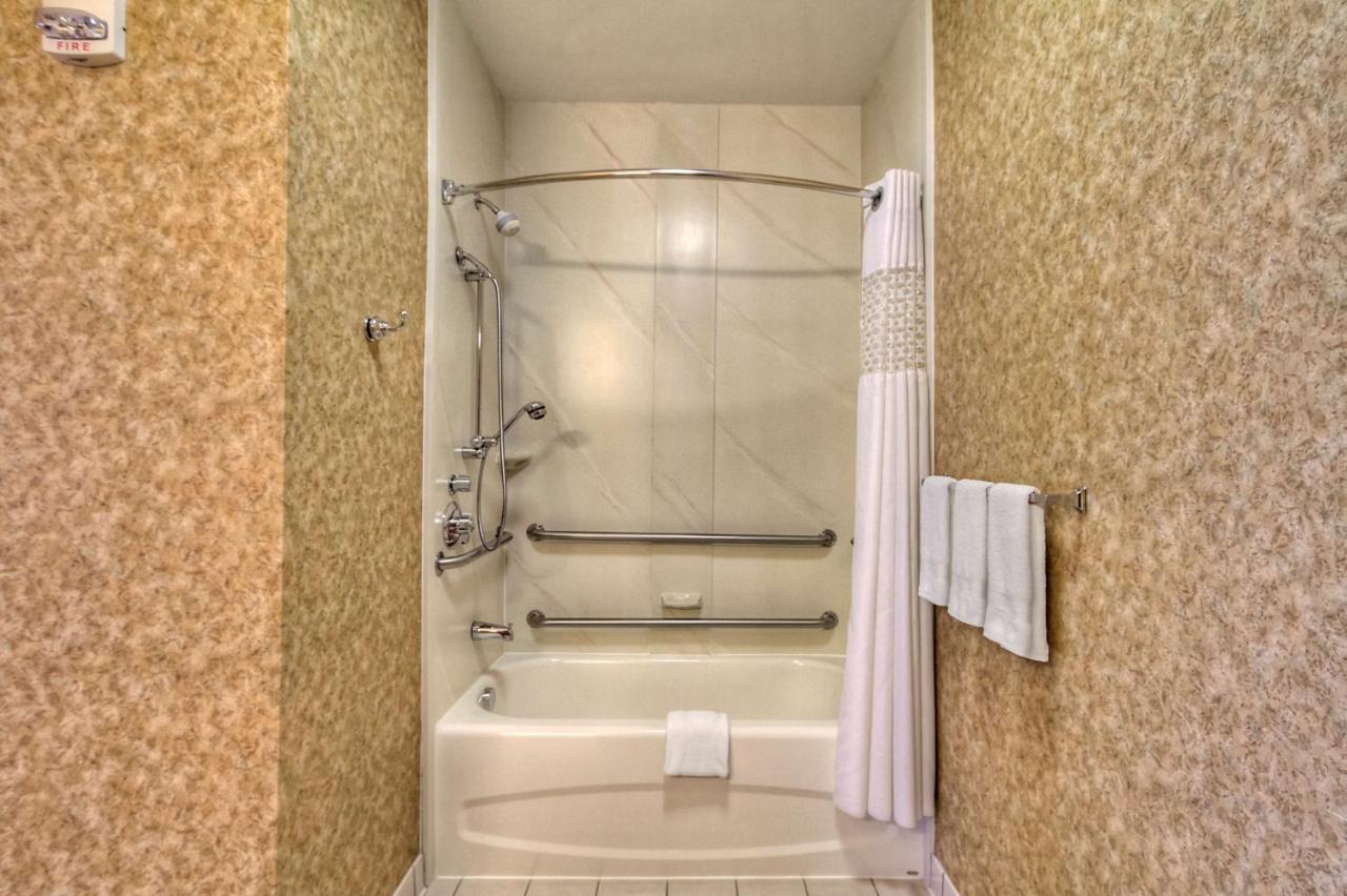 | Hampton Inn & Suites Kalamazoo-Oshtemo