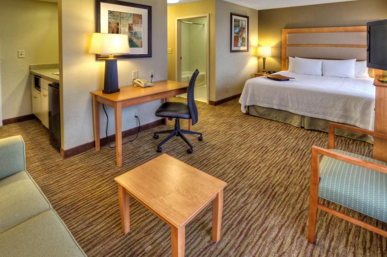 | Hampton Inn & Suites Kalamazoo-Oshtemo