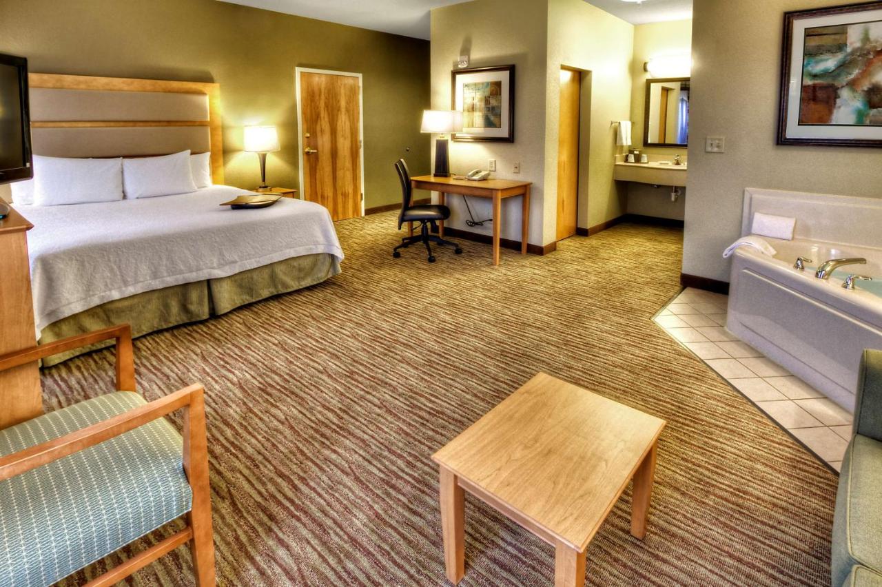 | Hampton Inn & Suites Kalamazoo-Oshtemo