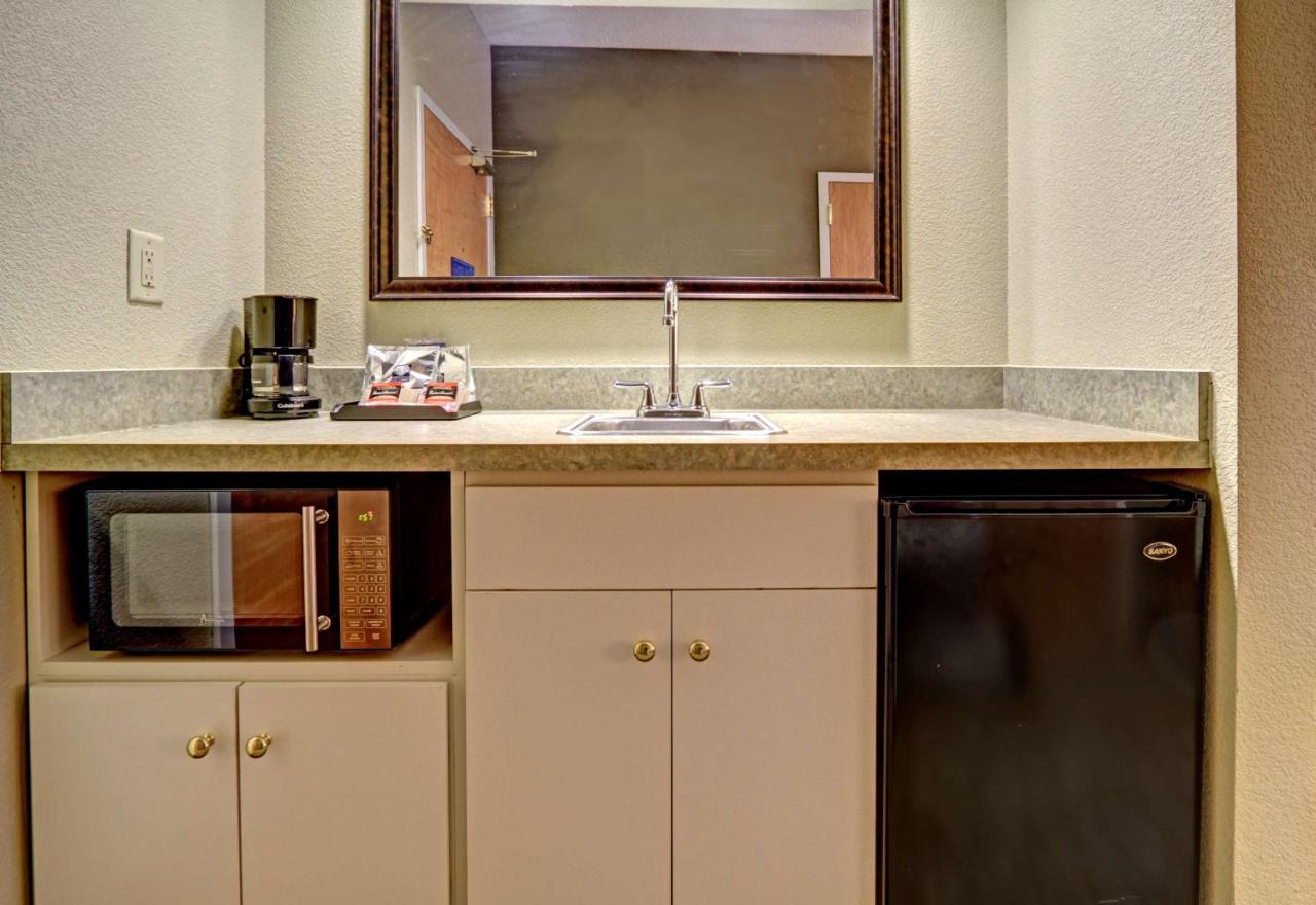  | Hampton Inn & Suites Kalamazoo-Oshtemo