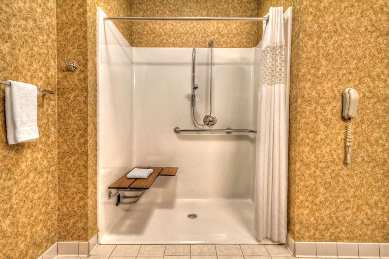 | Hampton Inn & Suites Kalamazoo-Oshtemo