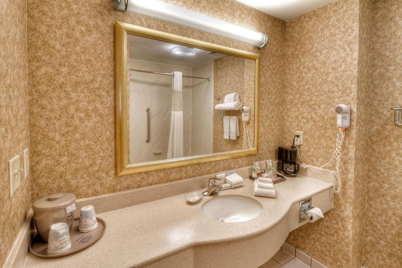 | Hampton Inn & Suites Kalamazoo-Oshtemo