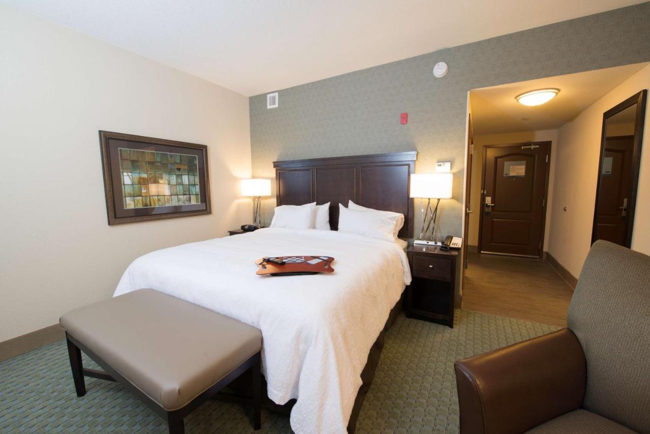 King Room at Hampton Inn & Suites Bismarck Northwest