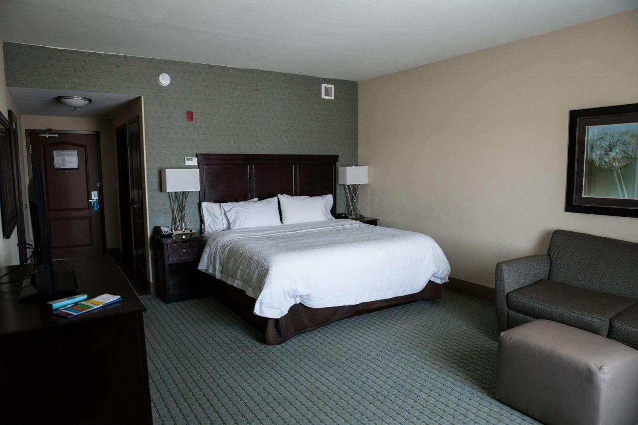 King Room with Sofa Bed at Hampton Inn & Suites Bismarck Northwest