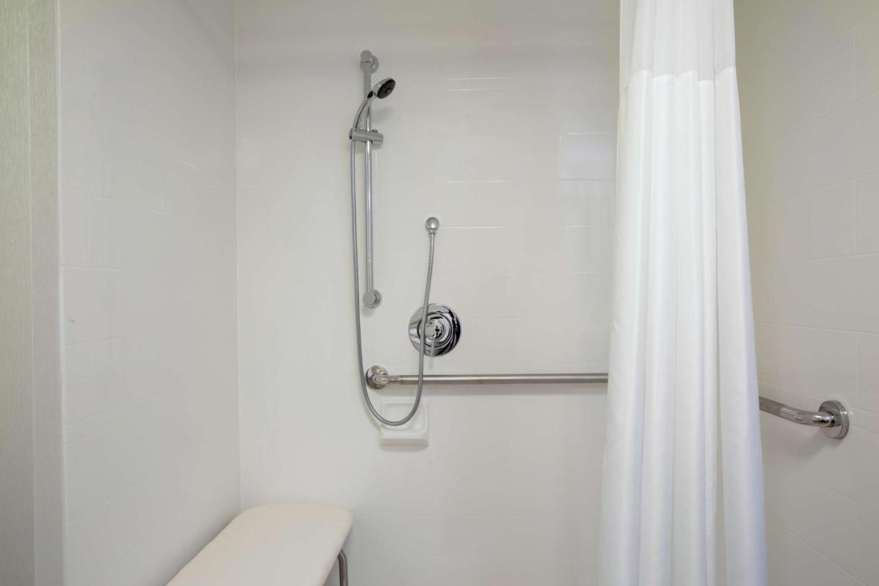 King Room with Roll-in Shower - Disability Access/Non-Smoking at Hampton Inn Boston/Marlborough