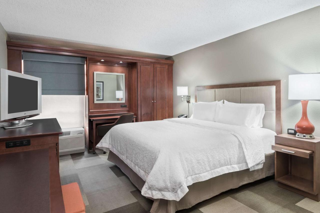 King Room with Roll-in Shower - Disability Access/Non-Smoking at Hampton Inn Boston/Marlborough