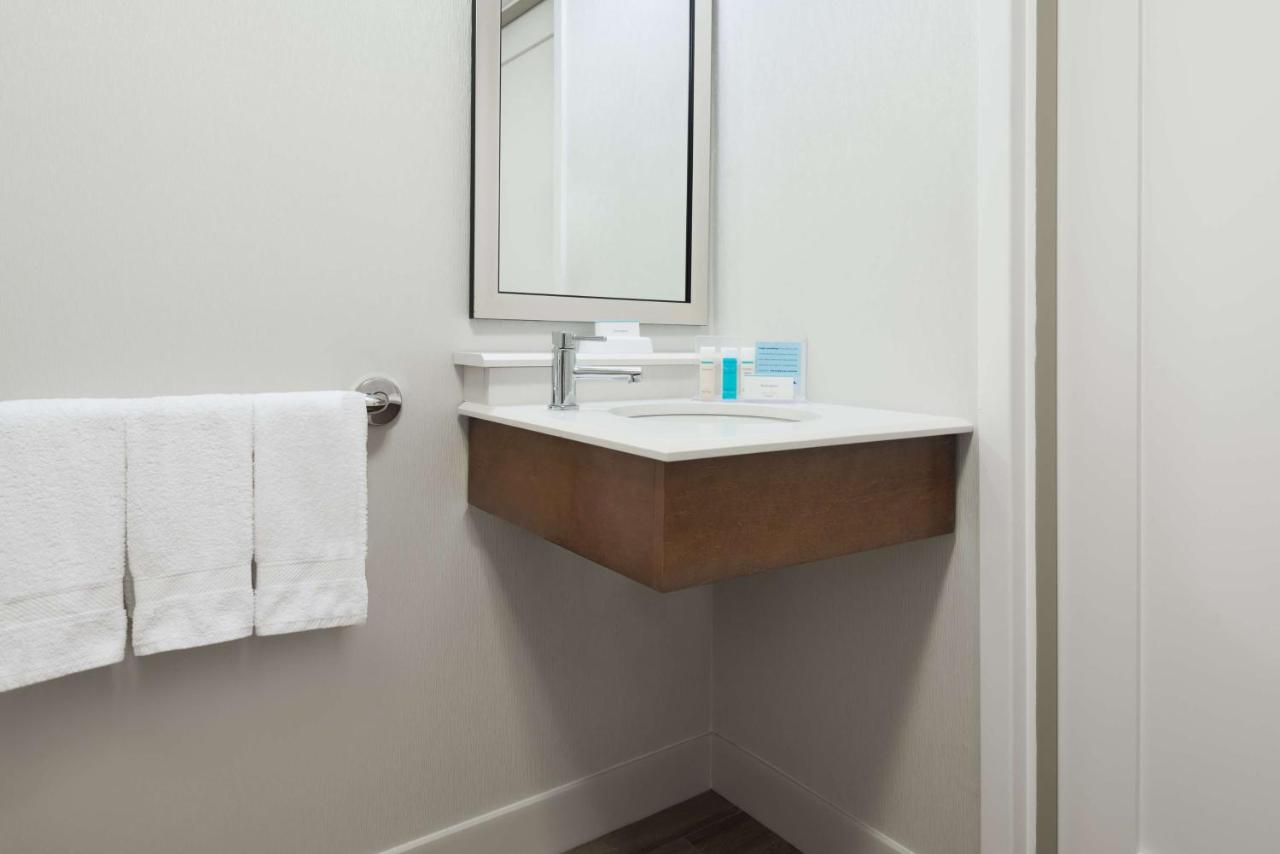 King Room with Roll-in Shower - Disability Access/Non-Smoking at Hampton Inn Boston/Marlborough