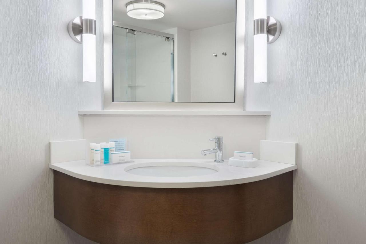 King Room with Roll In Shower - Non-Smoking at Hampton Inn Boston/Marlborough