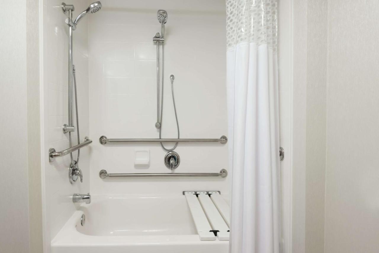 King Room with Accesible Bath Tub - Non-Smoking at Hampton Inn Boston/Marlborough
