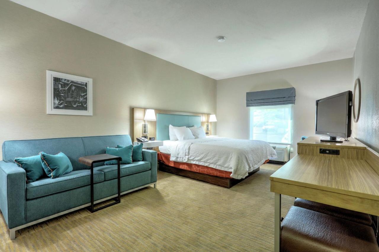 King Room with Sofa Bed - Non-Smoking at Hampton Inn Batavia