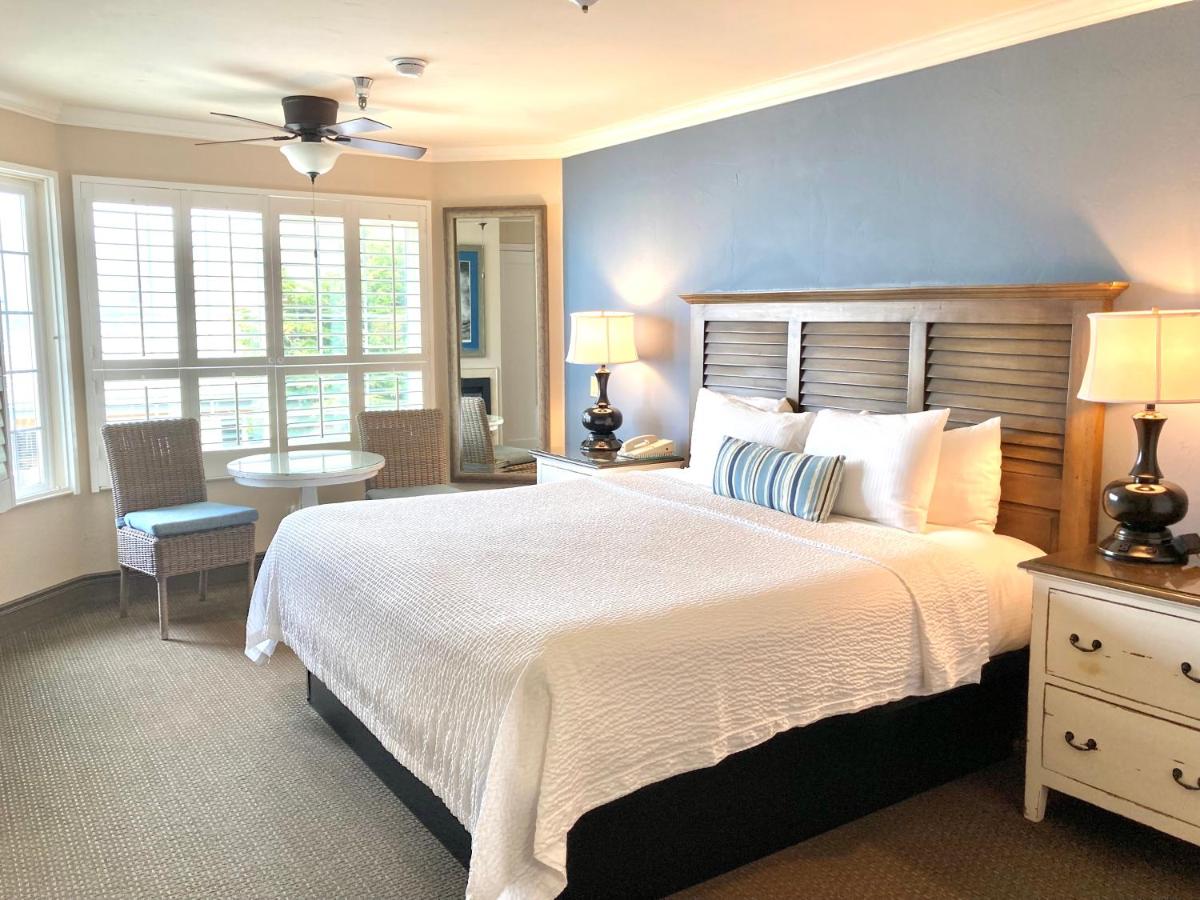 Deluxe King Room at Sand Pebbles Inn