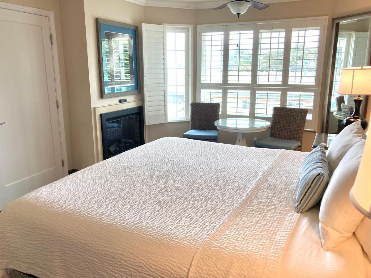 Deluxe King Room at Sand Pebbles Inn