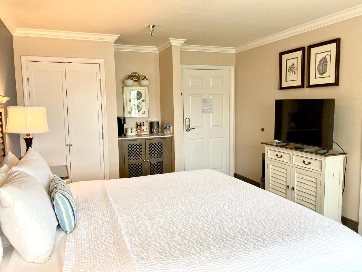 Deluxe King Room at Sand Pebbles Inn