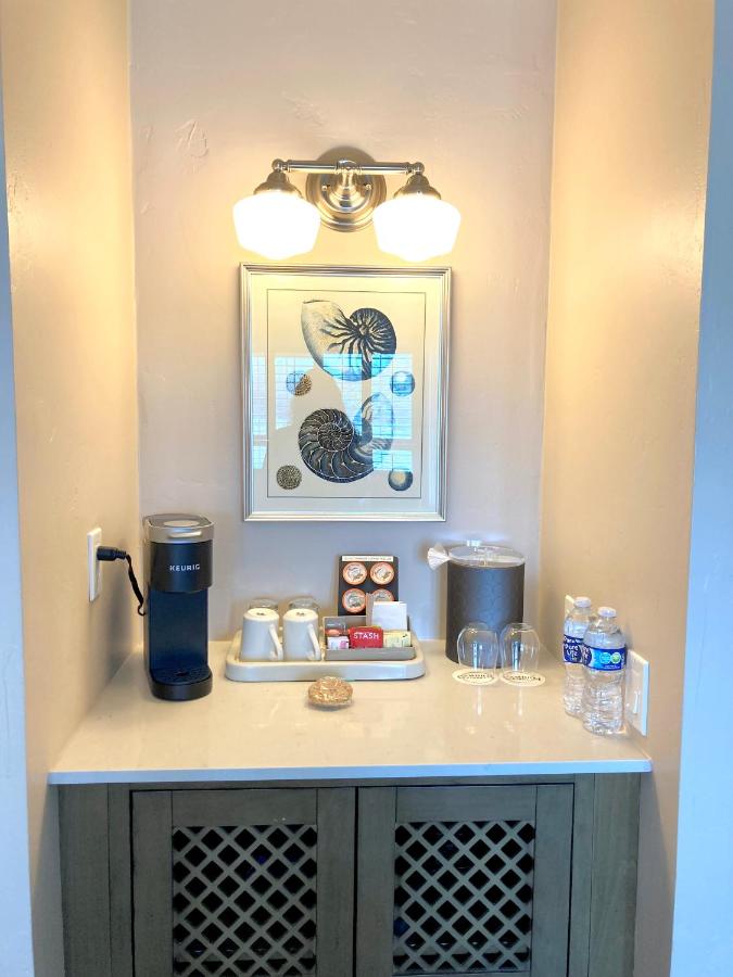 Deluxe King Room at Sand Pebbles Inn