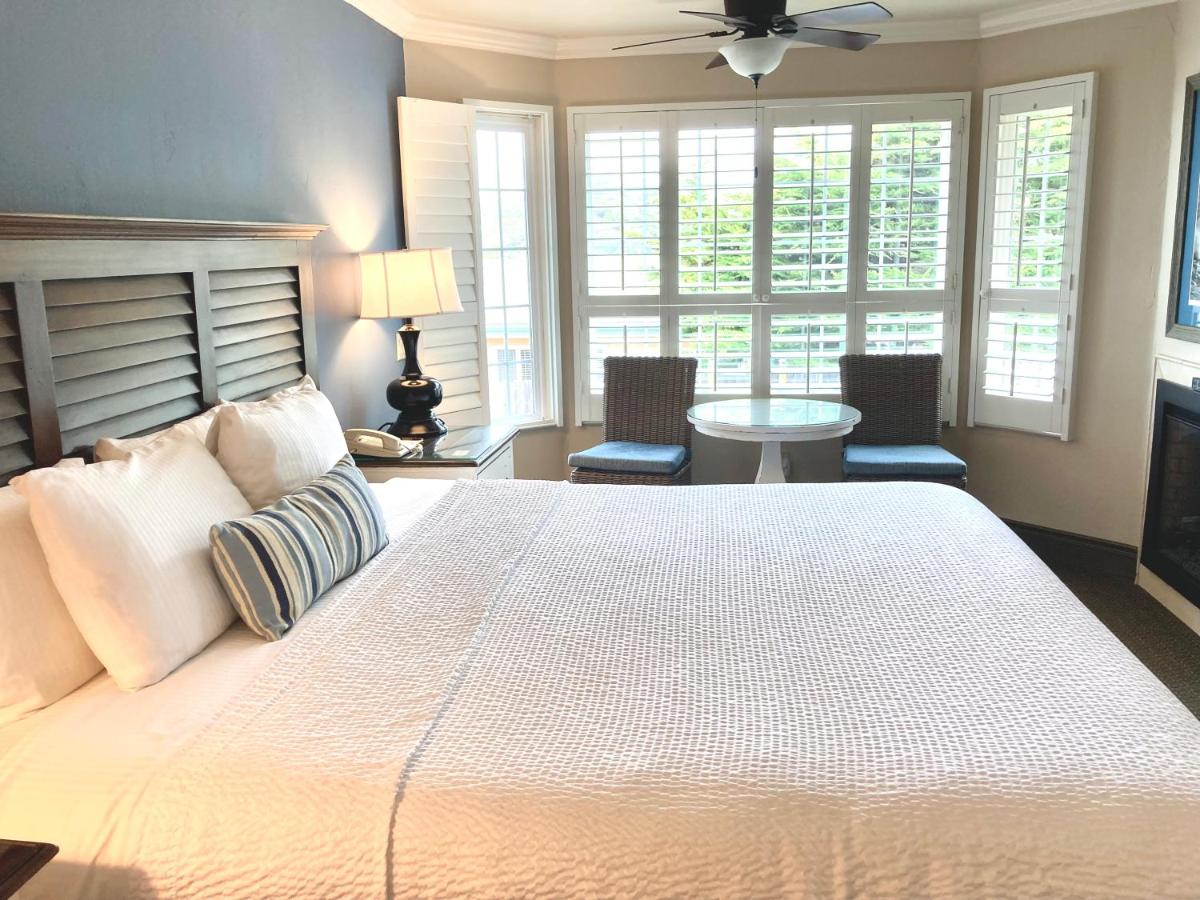 Deluxe King Room at Sand Pebbles Inn