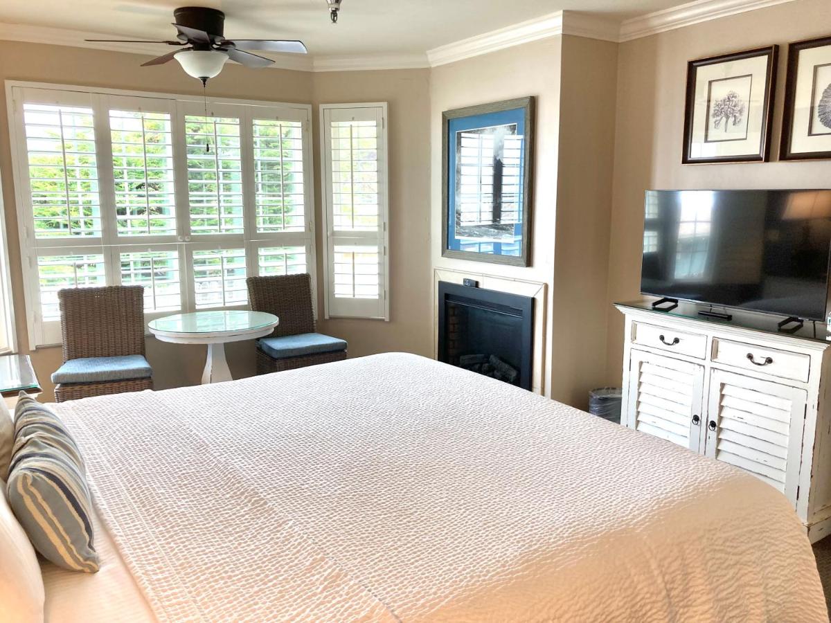 Deluxe King Room at Sand Pebbles Inn