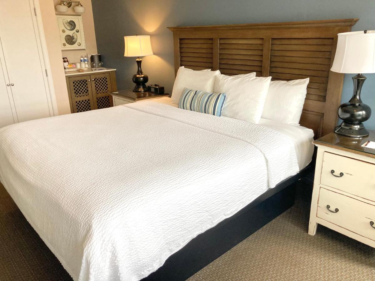 Deluxe King Room at Sand Pebbles Inn
