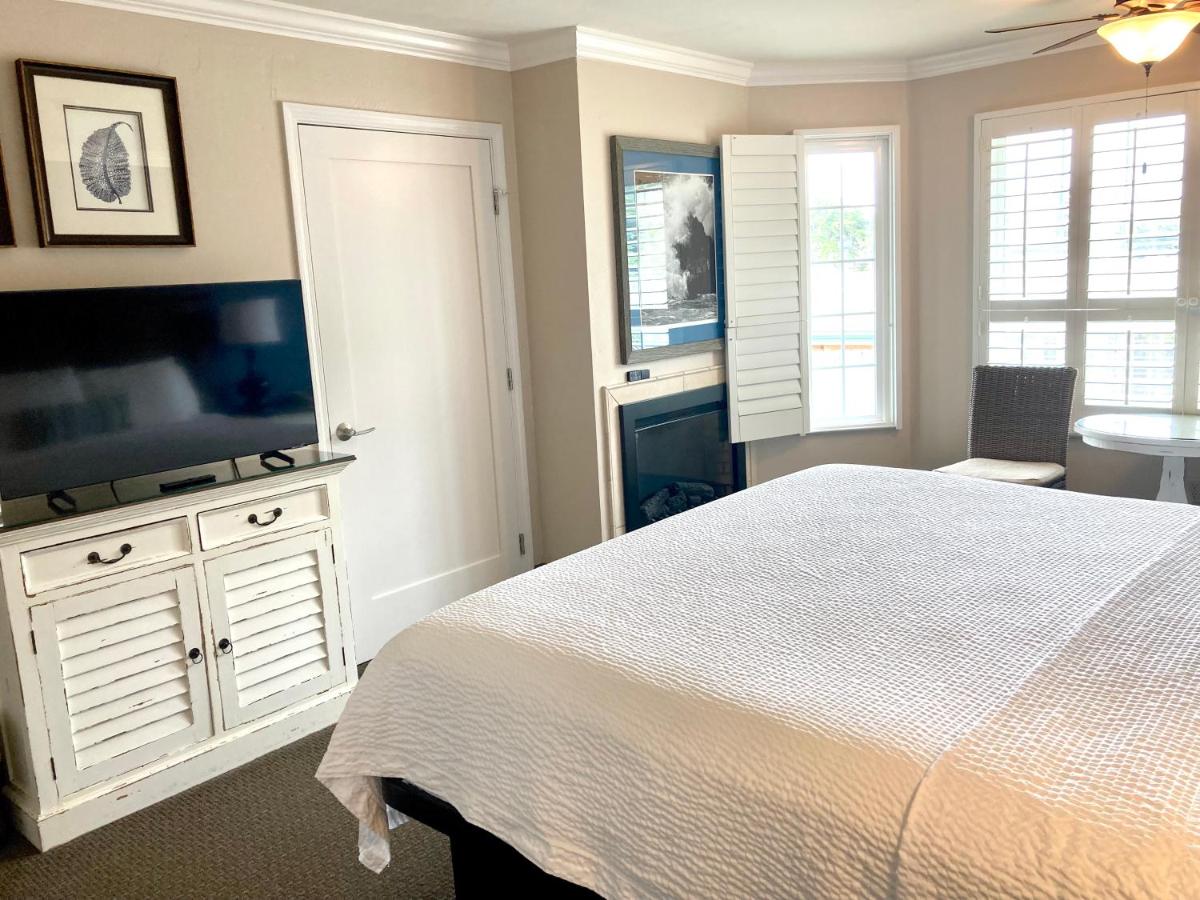 Deluxe King Room at Sand Pebbles Inn