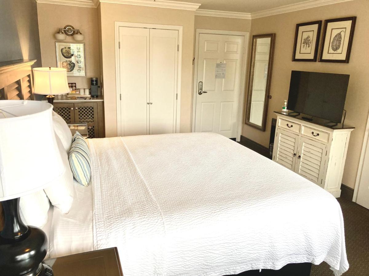 Deluxe King Room at Sand Pebbles Inn