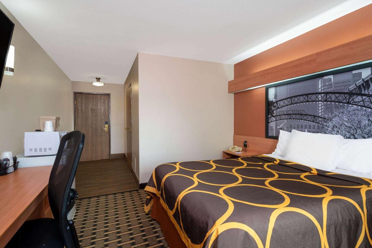 Queen Room - Mobility Access/Non-Smoking at Super 8 by Wyndham Columbus West